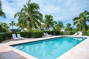 Coastal Haven: Charming Beachfront Cottage With Pool