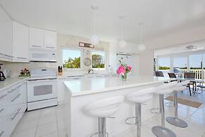 Coastal Comfort: Charming Cottage With Private Pool