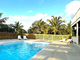 Coastal Comfort: Charming Cottage With Private Pool