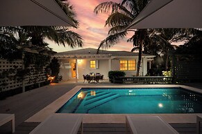 Tropical Getaway: Compound Near Saunders Beach