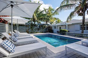 Tropical Getaway: Compound Near Saunders Beach
