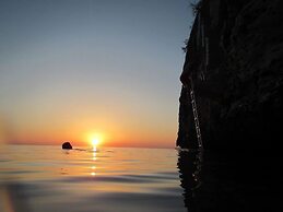 Refuge By The Sea: Tranquil Cottage