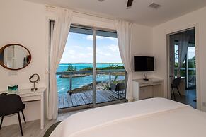 Beachfront Beauty: Luxury Estate With Infinity Pool And Spa