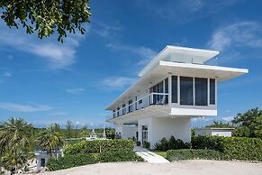 Beachfront Beauty: Luxury Estate With Infinity Pool And Spa