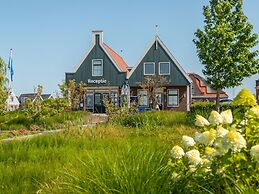 Scenic Stay by the Water