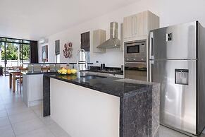 Designer 3BR Pool Access Villa Argent 8