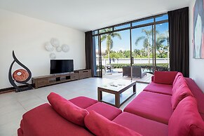 Designer 3BR Pool Access Villa Argent 8
