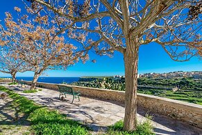 Naduri Beautiful Gozitan Villa Pool