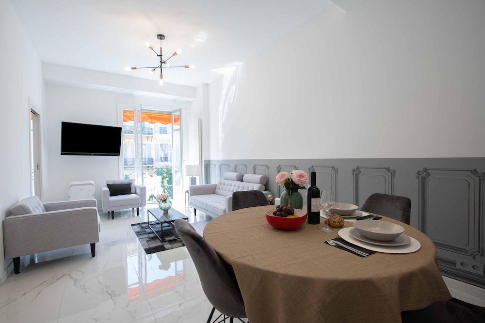 Le Magenta in Nice With 1 Bedrooms and 1 Bathrooms