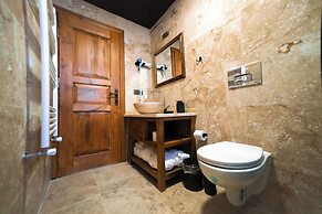 Abra Stone House