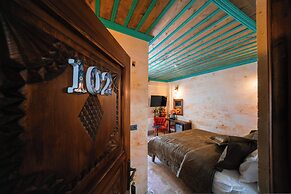 Abra Stone House