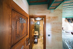 Abra Stone House