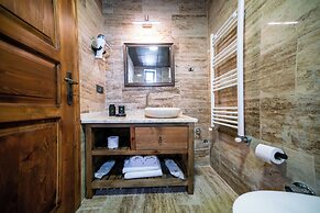 Abra Stone House
