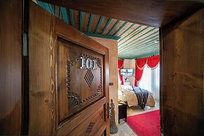 Abra Stone House