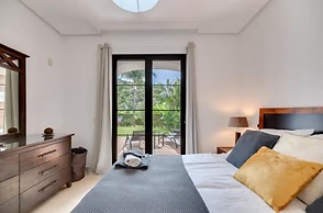 2 Bedrooms - Sleeps 4 - Garden and Pool With View