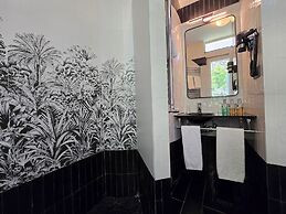Palm Gallery Hotel