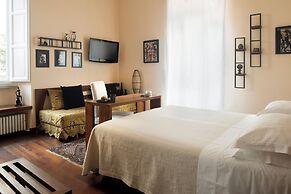 Palm Gallery Hotel