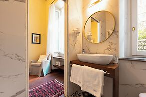 Palm Gallery Hotel