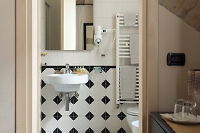 Palm Gallery Hotel