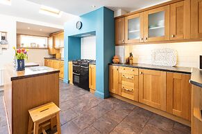 Host Stay Harbour Holm