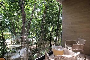 Couple s Retreat in Prime Location Rooftop Pool
