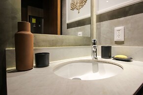 Couple s Retreat in Prime Location Rooftop Pool