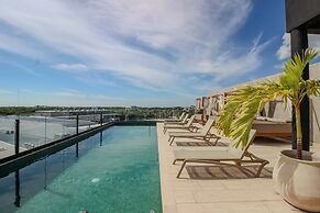 Couple s Retreat in Prime Location Rooftop Pool