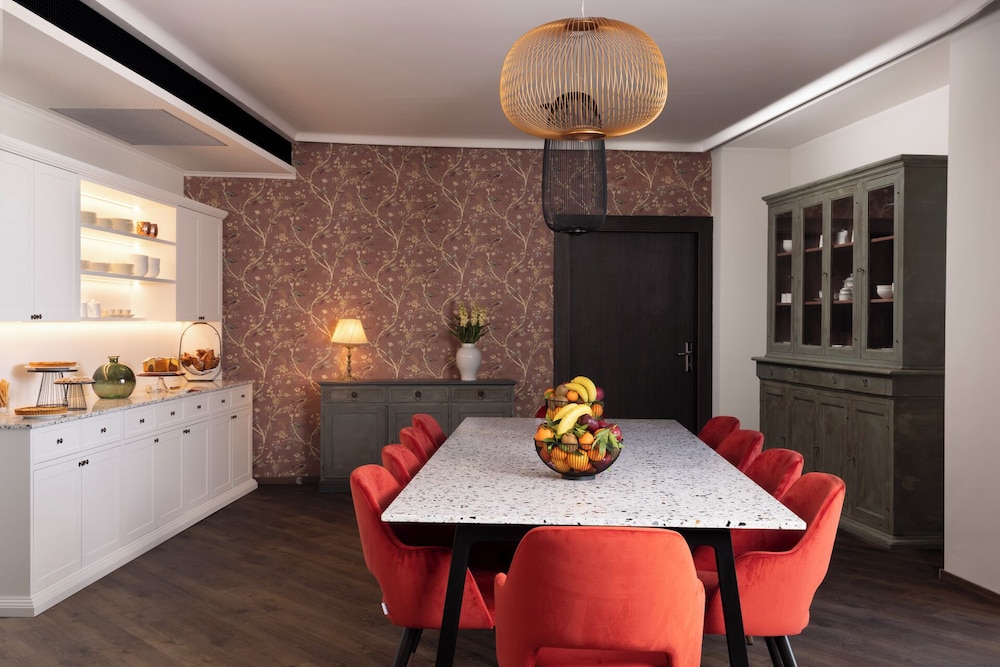 Adoro Hotel