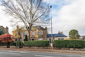 Stunning 5 Bedroom Large Apartment With Parking