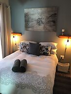 28 La Rochelle Bed & Breakfast
