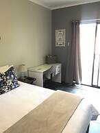 28 La Rochelle Bed & Breakfast