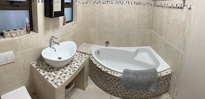 28 La Rochelle Bed & Breakfast