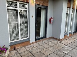 28 La Rochelle Bed & Breakfast