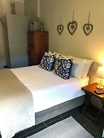 28 La Rochelle Bed & Breakfast