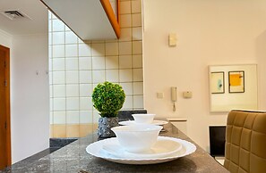 Studio w Balcony &RoofTop Pool in Marina