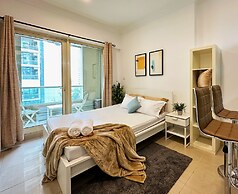 Studio w Balcony &RoofTop Pool in Marina