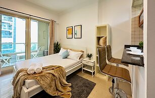 Studio w Balcony &RoofTop Pool in Marina