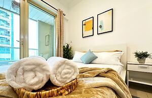 Studio w Balcony &RoofTop Pool in Marina