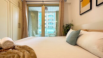 Studio w Balcony &RoofTop Pool in Marina