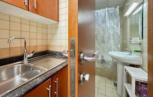 Studio w Balcony &RoofTop Pool in Marina