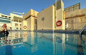 Studio w Balcony &RoofTop Pool in Marina