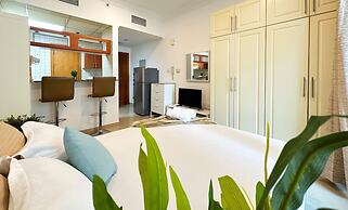 Studio w Balcony &RoofTop Pool in Marina
