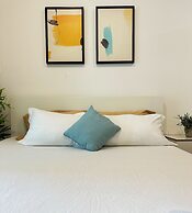 Studio w Balcony &RoofTop Pool in Marina