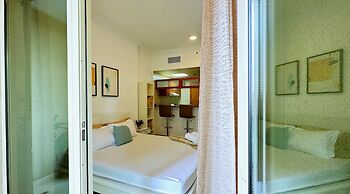 Studio w Balcony &RoofTop Pool in Marina