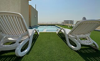 Studio w Balcony &RoofTop Pool in Marina