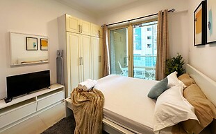 Studio w Balcony &RoofTop Pool in Marina