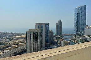 Studio w Balcony &RoofTop Pool in Marina