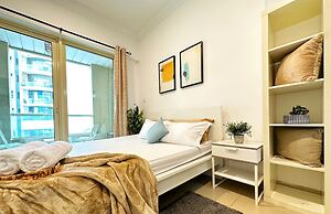 Studio w Balcony &RoofTop Pool in Marina