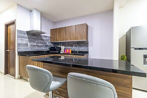 New Centric apt. with pool & jacuzzi