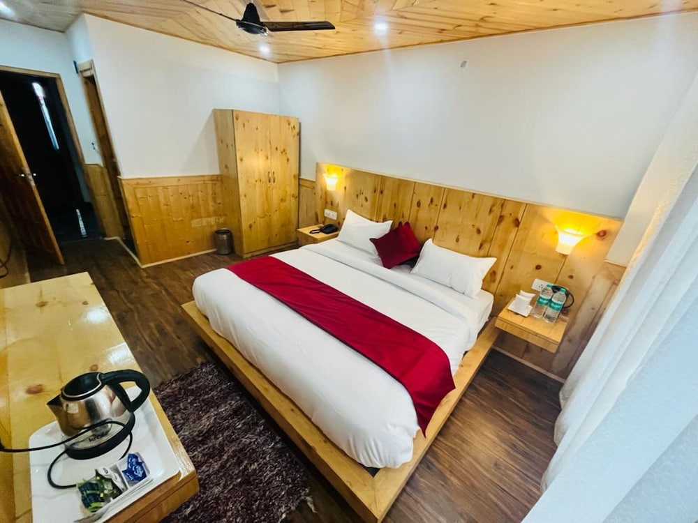 Goroomgo Sakura Palace Manali